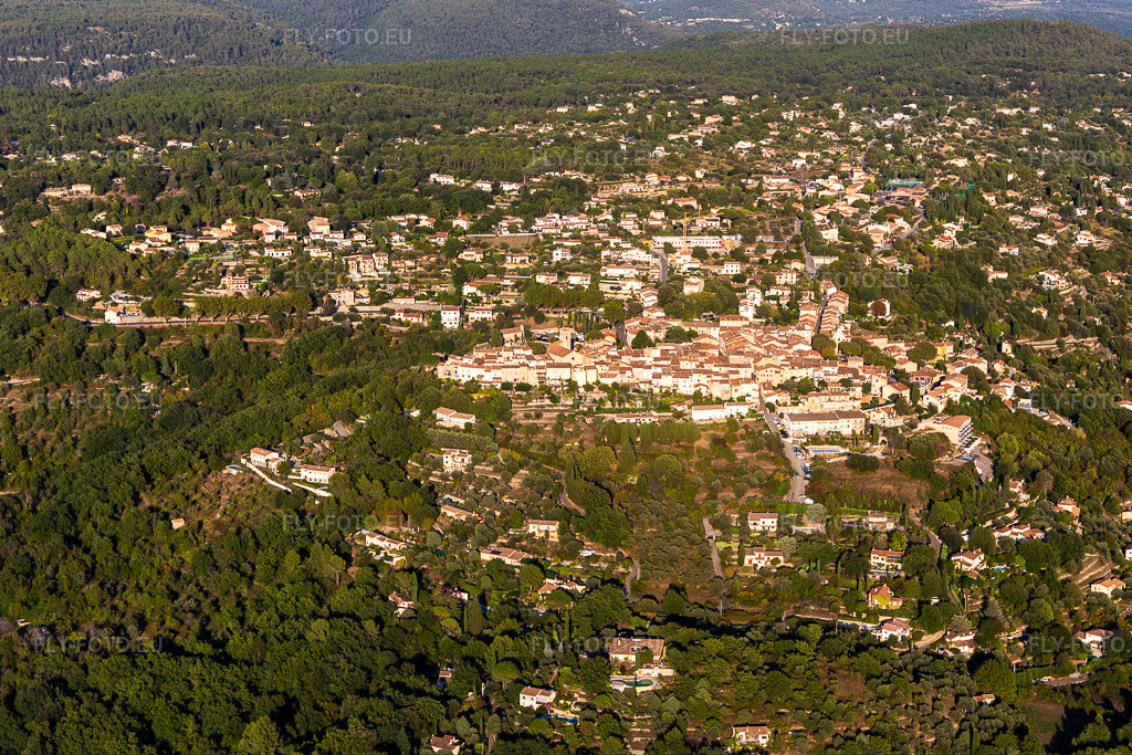 Vue aérienne: Vue de la ville à Montauroux dans le département Var, France. Photo: IMG_129470.jpg prise le 18/09/2021 par Werner Riehm/FLY-FOTO.eu – Résolution de l'original: 4827 x 3218 px