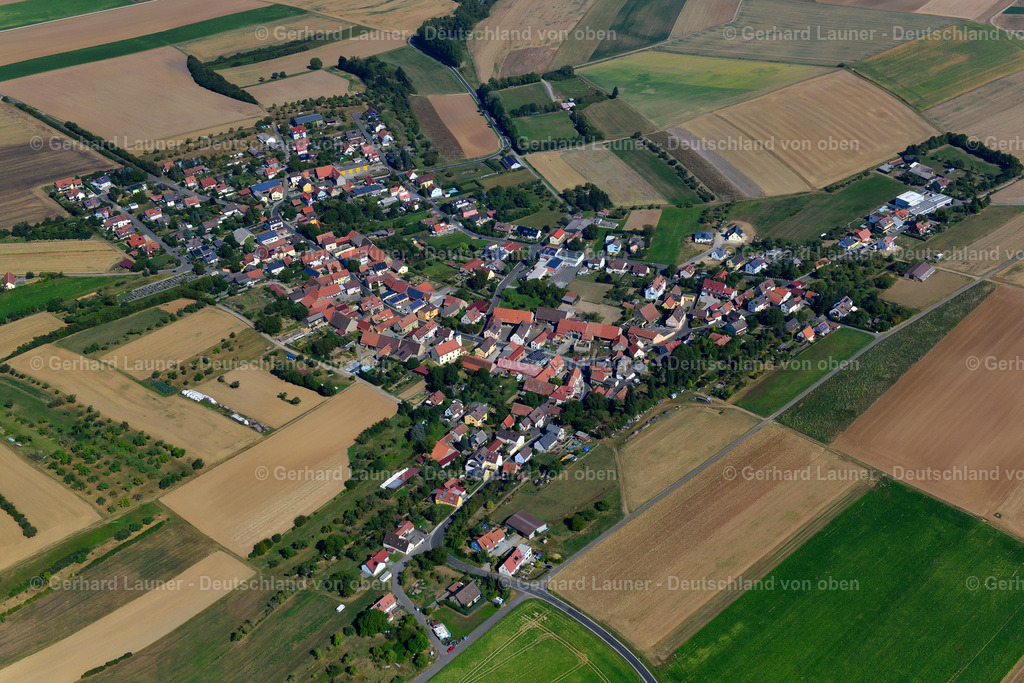 3650522 | UENGERSHAUSEN 13.09.2016 Ortsansicht am Rande von landwirtschaftlichen Feldern und Nutzflächen  in Uengershausen im Bundesland Bayern, Deutschland // Village view on the edge of agricultural fields and land  in Uengershausen in the state Bavaria, Germany Foto: Gerhard Launer