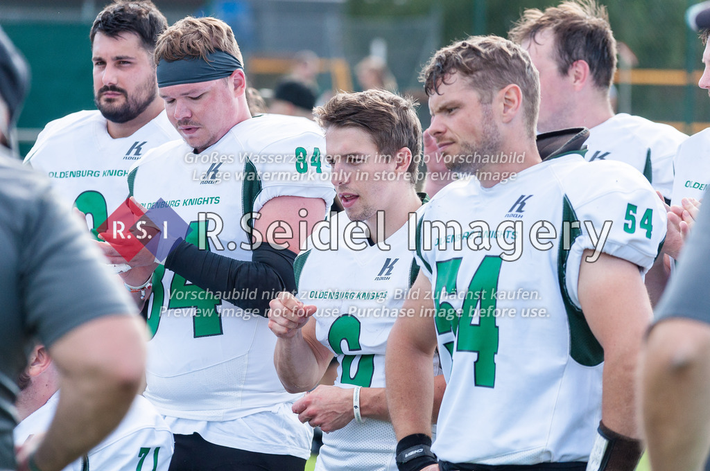 American Football, Saison 2022, Regionalliga Nord, Hamburg Blue Devils - Oldenburg Knights, Dr.-Hermann-Schnell-Sportplatz (Hamburg), 06.08.2022, 07. Gameweek | Pascal von Nethen (#84, Oldenburg, DL), Nils Bünger (#6, Oldenburg, DE), Jonas Trienen (#54, Oldenburg, DB)