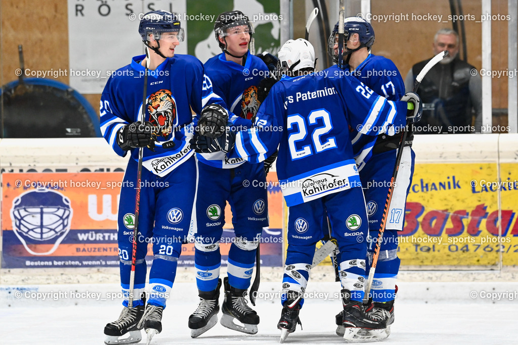EC Tigers Paternion vs. EC Virgen 12.2.2023 | Jubel EC Paternion Mannschaft, #22 Neuschitzer Nino, #20 Steiner Andrä, #5 Zauchner Daniel