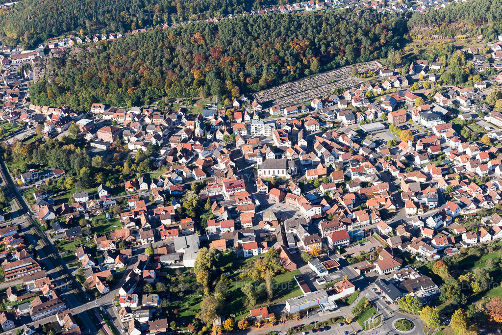 Luftbild: Marktstraße mit irche St. Laurentius in Dahn im Bundesland Rheinland-Pfalz in Deutschland. – Foto: IMG_104000.jpg vom 14.10.2017 durch Werner Riehm/FLY-FOTO.de – Auflösung des Originals: 5472 x 3648 px – : Die Katholische Pfarrei Heiliger Petrus im Dahner Felsenland
