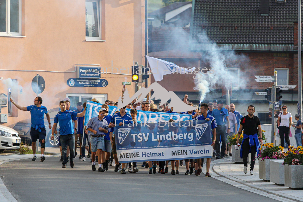 OE7A7862 | Fanmarsch der Lindberger zum Jahnstadion Zwiesel