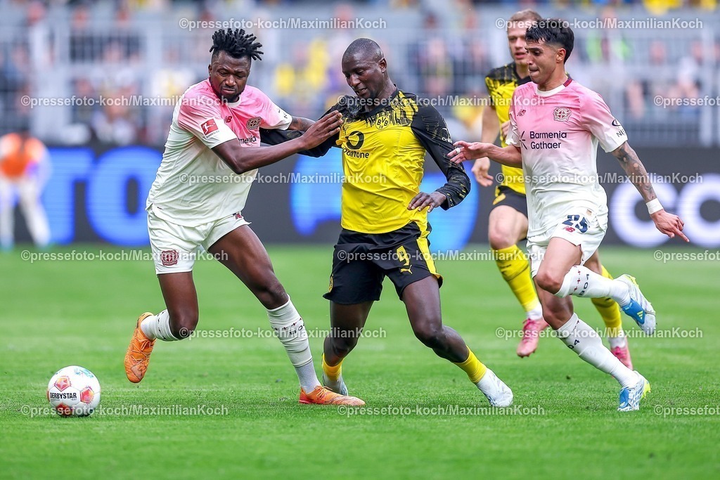 BVB11042601048 | 11.04.2026, Fußball, Borussia Dortmund - Bayer 04 Leverkusen, 1. Fußball Bundesliga, 29. Spieltag, Signal Iduna Park, Saison 2025 2026: Edmond Tapsoba&nbsp;(Bayer04 Leverkusen #12) im Zweikampf gegen  Serhou Guirassy&nbsp;(BVB #09) neben Exequiel Palacios&nbsp;(Bayer04 Leverkusen #25)  DFB regulations prohibit any use of photographs as image sequences and or quasi-video.