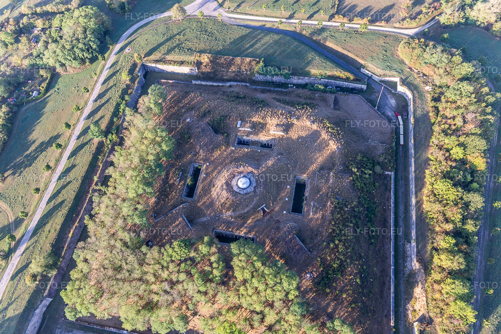 Vue aérienne: Réduit du fort de Villey-le-Sec à Villey-le-Sec dans le département Meurthe et Moselle, France. Photo: IMG_118101.jpg prise le 15/09/2019 par Werner Riehm/FLY-FOTO.eu – Résolution de l'original: 5472 x 3648 px