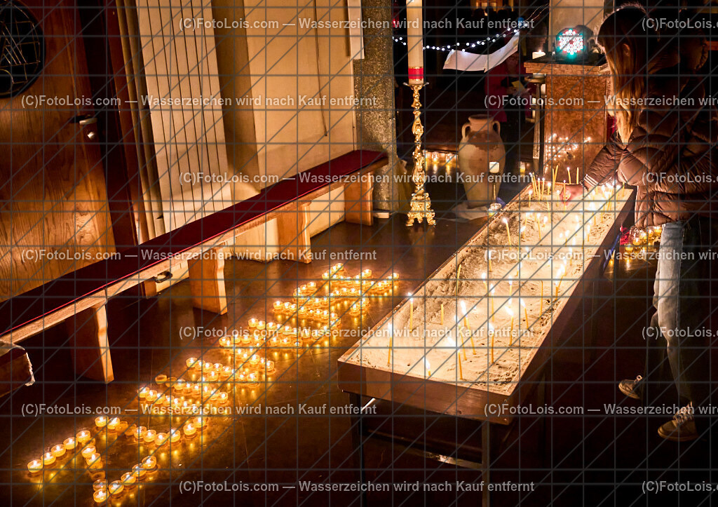ALP8708_Nacht der tausend Lichter_Kerzen anzuenden | (C)FotoLois.com, Alois Spandl. 'Nacht der 1000 Lichter' in der Pfarrkirche Wieselburg, Do 31. Oktober 2024.