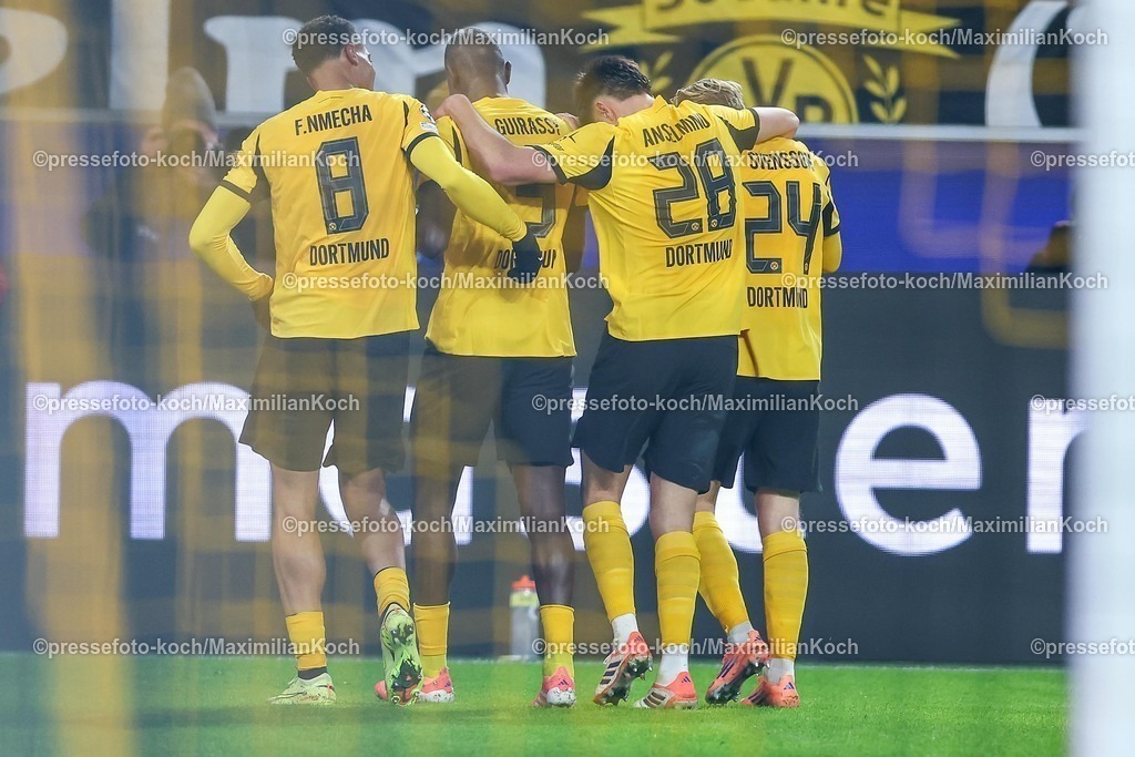 UCL25112501081 | 25.11.2025, Fußball, UEFA Champions League, Borussia Dortmund - FC Villarreal, BVB Stadion, 5. Spieltag, Saison 2025 2026: Torjubel nach dem Tor zum 1:0 durch Torschütze Serhou Guirassy&nbsp;(BVB #09)  zusammen mit   Regulations prohibit any use of photographs as image sequences and or quasi-video.