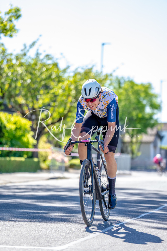 Spurt in den Mai 2026 - Großer Preis der Sparkasse Neuss | Annual one-day road cycling race "Großer Preis der Sparkasse Neuss" held in Büttgen, Germany, organized by VfR Büttgen 1912 e.V. The event features multiple races across all age categories from U11 youth to Elite men. - Realisiert mit Pictrs.com