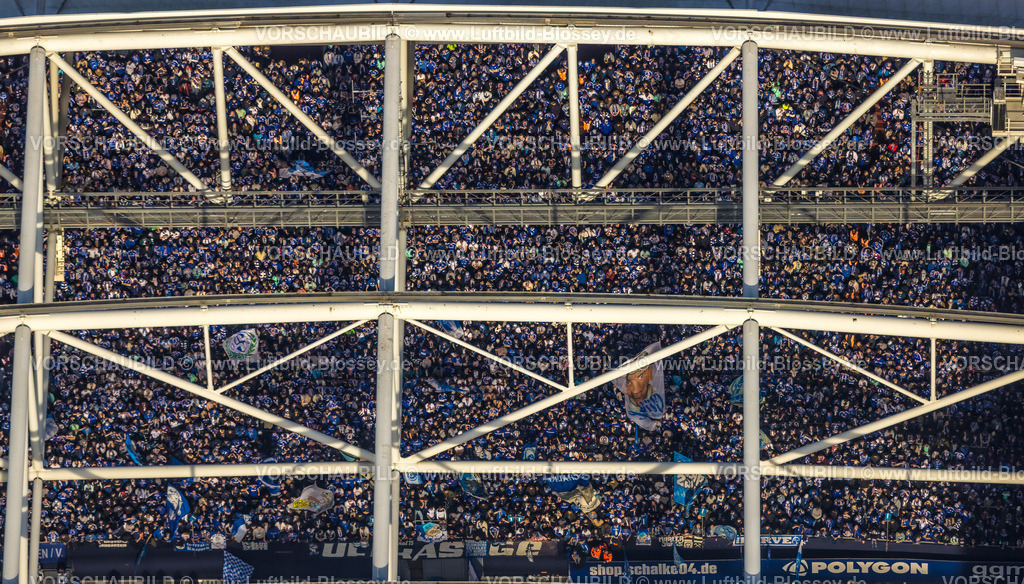 Gelsenkirchen240304907Schalke | Luftbild, Veltins-Arena Bundesligastadion des FC Schalke 04 mit offenem Dach, Fußballfans Zuschauer auf der Tribüne durch das offene Dach fotografiert, Erle, Gelsenkirchen, Ruhrgebiet, Nordrhein-Westfalen, Deutschland