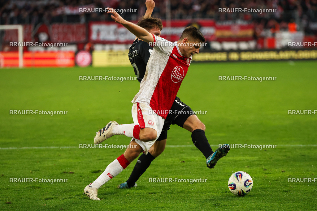 Rot-Weiss Essen - 1.Fc Schweinfurt | Essen, Deutschland, 02.11.2025 Nick Doktorczyk (1.FC Schweinfurt) und Michael Kostka  (Rot-Weiss Essen) im Kampf um den Ballwährend des 3.Liga Spiels zwischen  Rot-Weiss Essen und 1.Fc Schweinfurt am 02.11.2025 im Stadion an der Hafenstraße in Essen. (Foto von Timo Bluhmki-Schmidt/Brauer Fotoagentur
