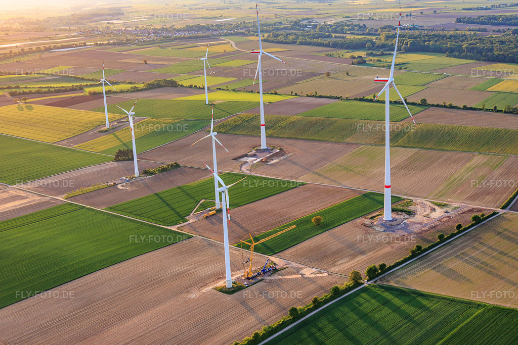 Luftbild: Repowering des Windpark Minfeld. JUWI ersetzt vier Altanlagen (GE 1.5) aus 2004 durch zwei neue, modernen Anlagen vom Typ Vestas V162 mit je sechs MW in Minfeld im Bundesland Rheinland-Pfalz in Deutschland.Foto: IMG_156223.jpg vom 09.05.2026 durch Werner Riehm/FLY-FOTO.deAuflösung des Originals: 5391 x 3594 pxJUWI Windparks - JUWI