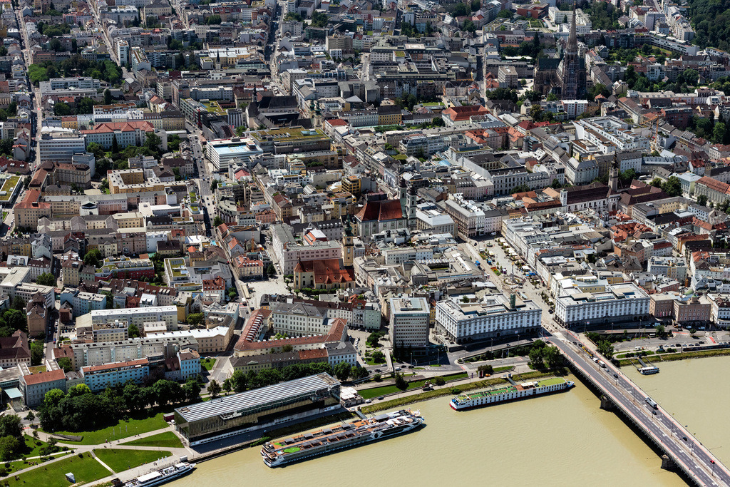 dr__0092138.jpg | LINZ 14.06.2022 Platz- Ensemble im Innenstadt- Zentrum am Hauptplatz im Ortsteil Innenstadt in Linz in Oberösterreich, Österreich. 