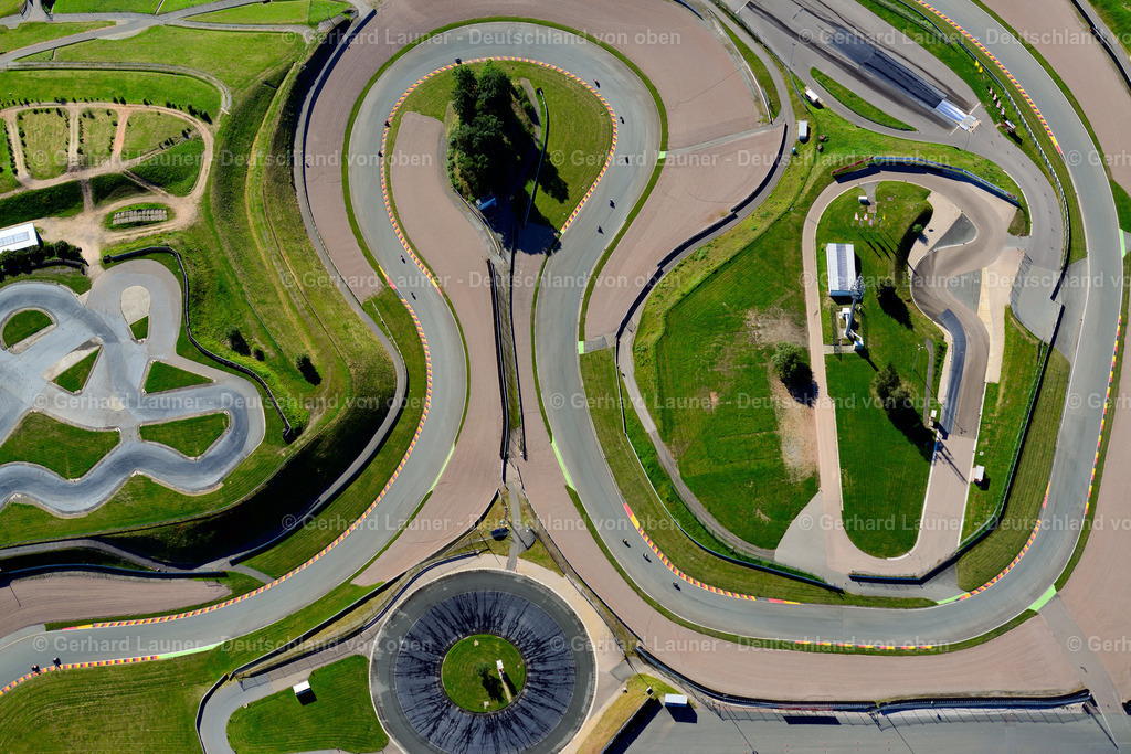 3636843 | Omega-Kurve Sachsenring OBERLUNGWITZ 25.08.2016 Rennstrecke der Rennbahn am Sachsenring in Oberlungwitz im Bundesland Sachsen. Weiterführende Informationen bei: Allgemeiner Deutscher Automobil-Club Sachsen e.V.. // Racetrack racecourse in Oberlungwitz in the state Saxony. Further information at: Allgemeiner Deutscher Automobil-Club Sachsen e.V.. Foto: Gerhard Launer