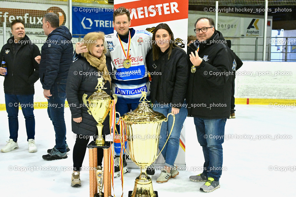 ESC Sparkasse Steindorf Meister 2025/26 | #92 Ratz Patrick ESC Steindorf mit Familie, Sportlicher Leiter ESC Steindorf Armin Ratz, ESC Sparkasse Steindorf Meister 2025/26, ESC Sparkasse Steindorf Meister 2025/26 am 08.03.2026 in Althofen (Stadthalle Althofen), Austria, (Photo by Bernd Stefan)