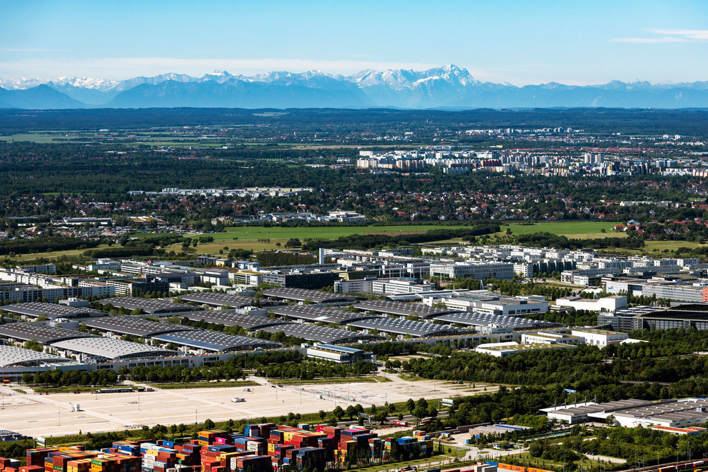 dr__0053619.jpg | MüNCHEN 12.06.2020 Blick auf den Messesee und Westeingang der Messehallen der Neuen Messe München mit dem Gebirgszug der Alpen im Hintergrund nahe Riem im Bundesland Bayern. Weiterführende Informationen bei: JAHN ARCHITECTURE, Inc.,  MESSE MÜNCHEN GMBH. // Exhibition grounds and exhibition halls of the Messe Muenchen with the mountain range of the Alps in the background in Munich in the state Bavaria. Further information at: JAHN ARCHITECTURE, Inc.,  MESSE MUeNCHEN GMBH. Foto: Daniel Reiter