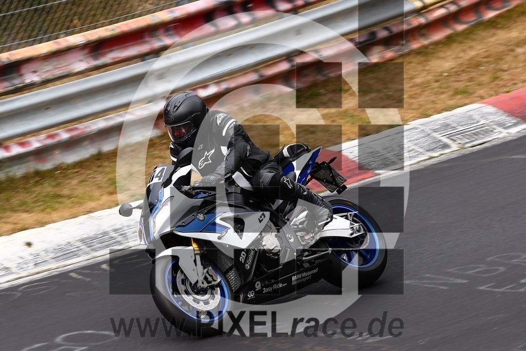 0304-20260722_03530 | Schöne Erinnerungen an spannende Momente - das festzuhalten ist unser Job. PIXELrace.de ist seit 2003 auf den Rennstrecken Europas unterwegs um die Action draußen beim Fahren und die wunderbare Stimmung imm Fahrerlager für euch einzufangen.
