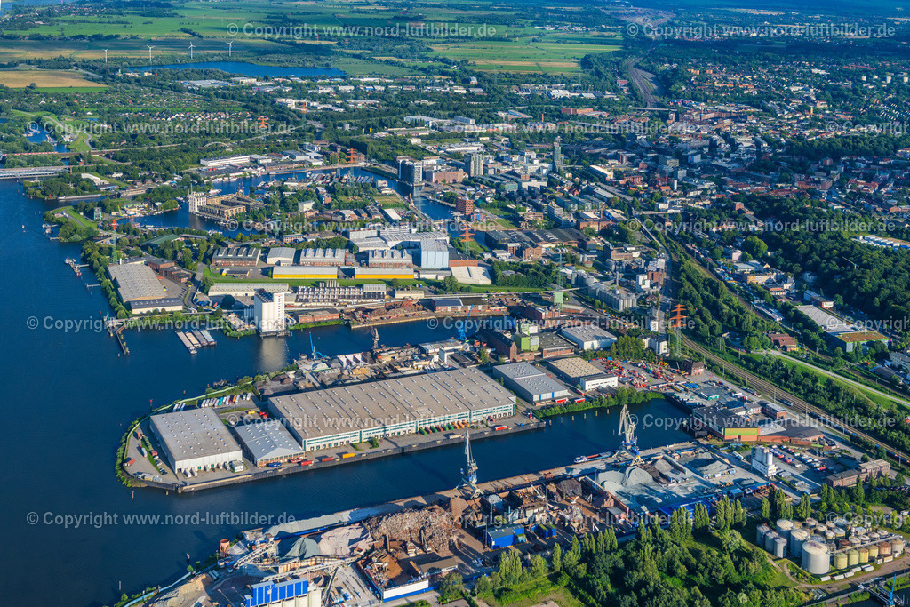 Hamburg_Harburg_Seehafen_ELS_8854040823 | HAMBURG 05.08.2023 Kaianlagen und Schiffs- Anlegestellen an den Hafenbecken von Seehafen 1 bis 4 an der Süderelbe im Ortsteil Harburg in Hamburg, Deutschland. // Quays and boat moorings at the port of the inland port Seehafen 1 to 4 on the southern Elbe in the district Harburg in Hamburg, Germany. Foto: Martin Elsen