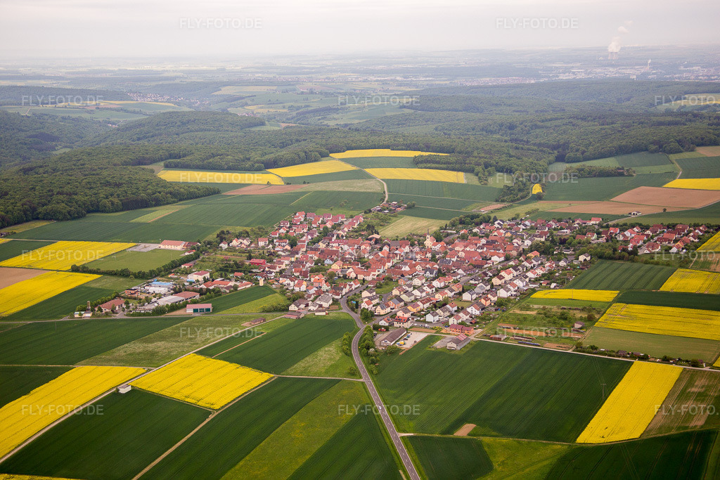 Luftbild: Ortsansicht von Norden im Ortsteil Hesselbach in Üchtelhausen im Bundesland Bayern in Deutschland. Foto: IMG_079092.jpg vom 15.05.2015 durch Werner Riehm/FLY-FOTO.de