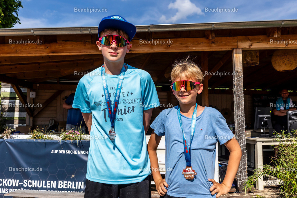 2025-200076275-Jugend-Beach-Serie-Turnier | Pinar Atalay, Bundeskanzler Friedrich Merz 31.05.2025; Berlin Foto: Gerold Rebsch - www.beachpics.de