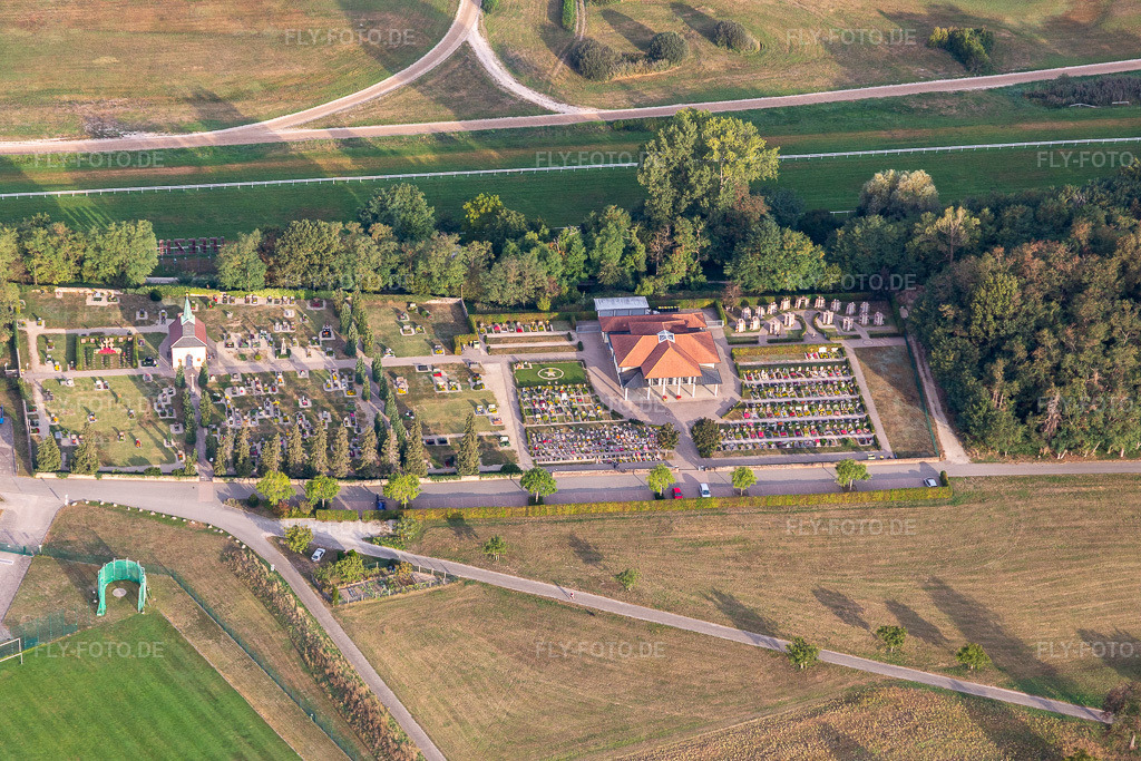 Luftbild: Friedhof in Iffezheim im Bundesland Baden-Württemberg in Deutschland. Foto: IMG_008777.jpg vom 20.09.2020 durch Werner Riehm/FLY-FOTO.de