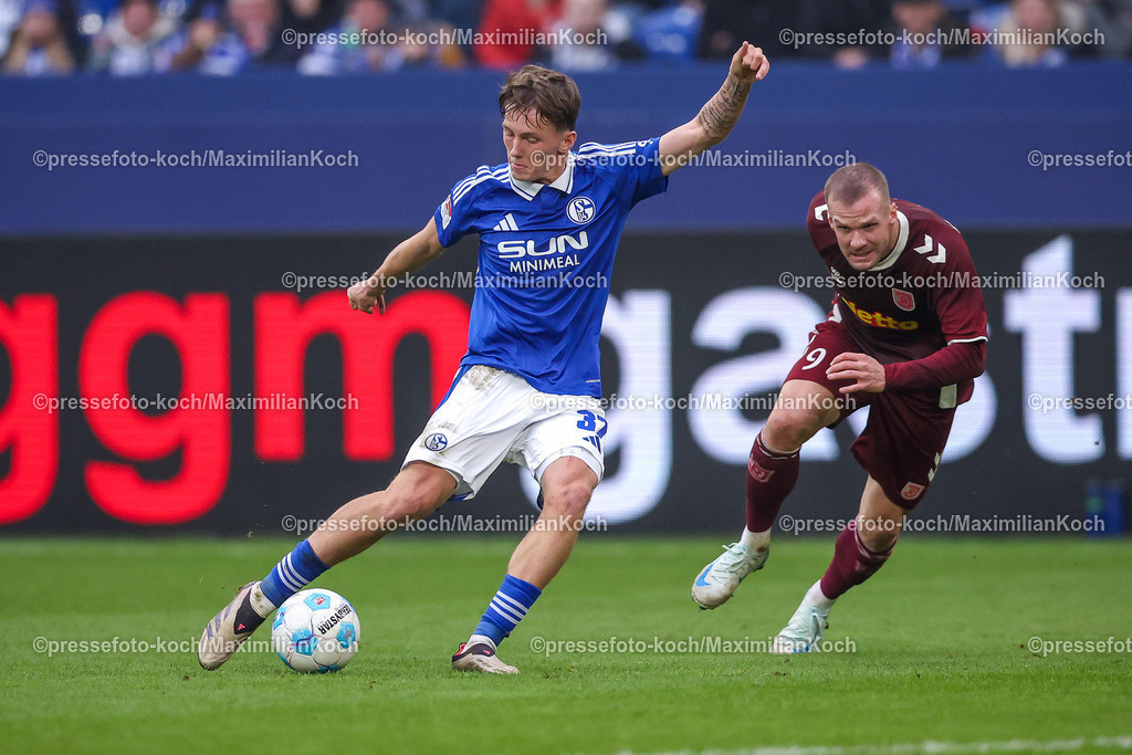 Schalke10112401043 | 10.11.2024, Fußball, FC Schalke 04 - SSV Jahn Regensburg, 2. Fußball Bundesliga, Veltins-Arena Gelsenkirchen, Saison 2024 2025: Max Grüger (S04 #37) gegen Eric Hottmann (Jahn-Regensburg #9)DFB regulations prohibit any use of photographs as image sequences and or quasi-video.