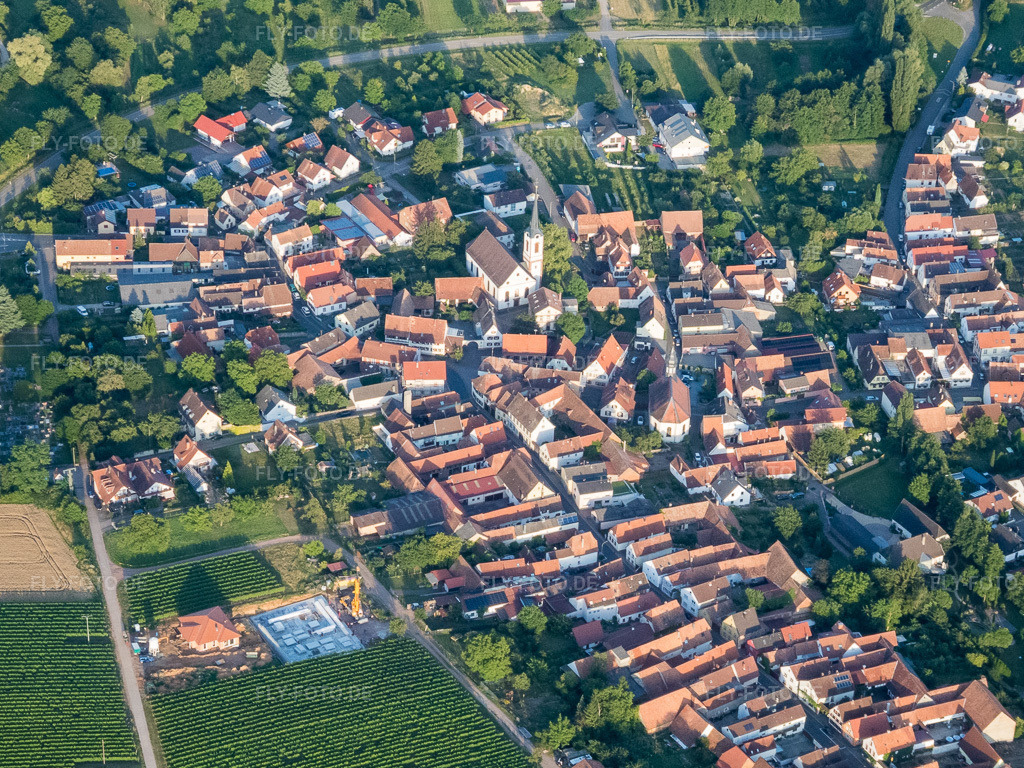 Luftbild: Hauptstraße von Westen und Laurentiusgarten in Göcklingen im Bundesland Rheinland-Pfalz in Deutschland. Foto: P7130228.jpg vom 13.07.2017 durch Werner Riehm/FLY-FOTO.de