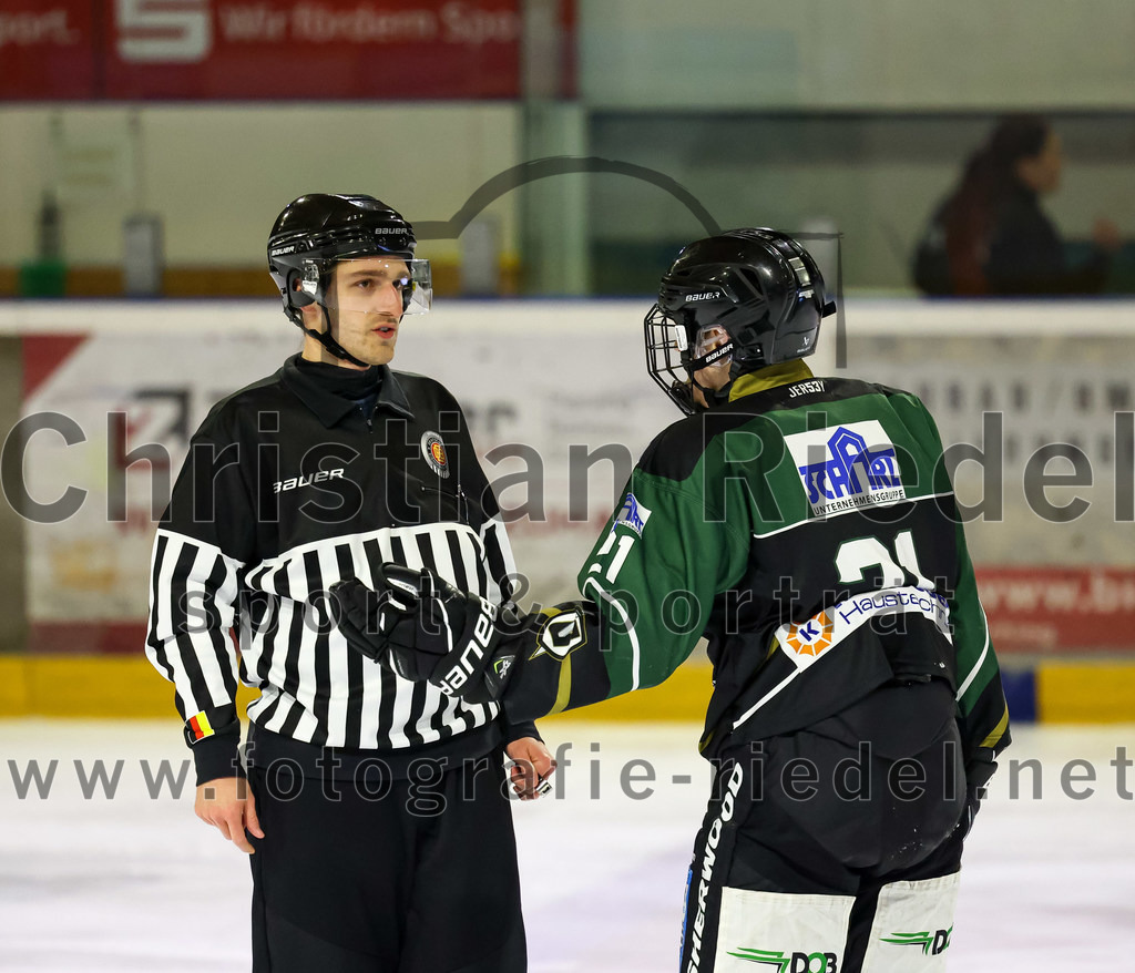 2022-11-04_101_Eishockey_TSV_Erding_gegen_TSV_Peissenberg | Erding, Deutschland, 04.11.2022:
Eishockey, Bayernliga 2022 / 2023, 10. Spieltag, TSV Erding gegen TSV Peißenberg, Endergebnis: 4:3

Erik Modlmayr (Erding Gladiators, #21)

Foto: Christian Riedel / fotografie-riedel.net