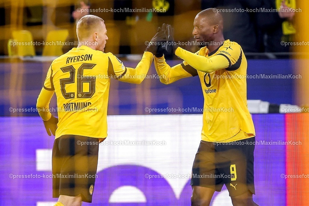 UCL17022601019 | 17.02.2026, Fußball, UEFA Champions League, Borussia Dortmund - Atalanta Bergamo, BVB Stadion, Play-Offs Hinspiel, Saison 2025 2026: Torjubel nach dem Tor zum 1:0 durch Torschütze Serhou Guirassy&nbsp;(BVB #09)   zusammen mit   Julian Ryerson&nbsp;(BVB #26) Regulations prohibit any use of photographs as image sequences and or quasi-video.