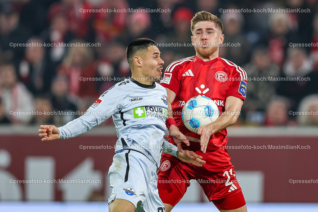 Due0911240109602163 | 09.11.2024, Fußball, Fortuna Düsseldorf - SC Paderborn 07, 2. Bundesliga, Merkur Spiel-Arena, Saison 2024 2025: Raphael Obermair (Paderborn #23) gegen  Tim Rossmann (Fortuna Düsseldorf #21)DFB regulations prohibit any use of photographs as image sequences and or quasi-video.