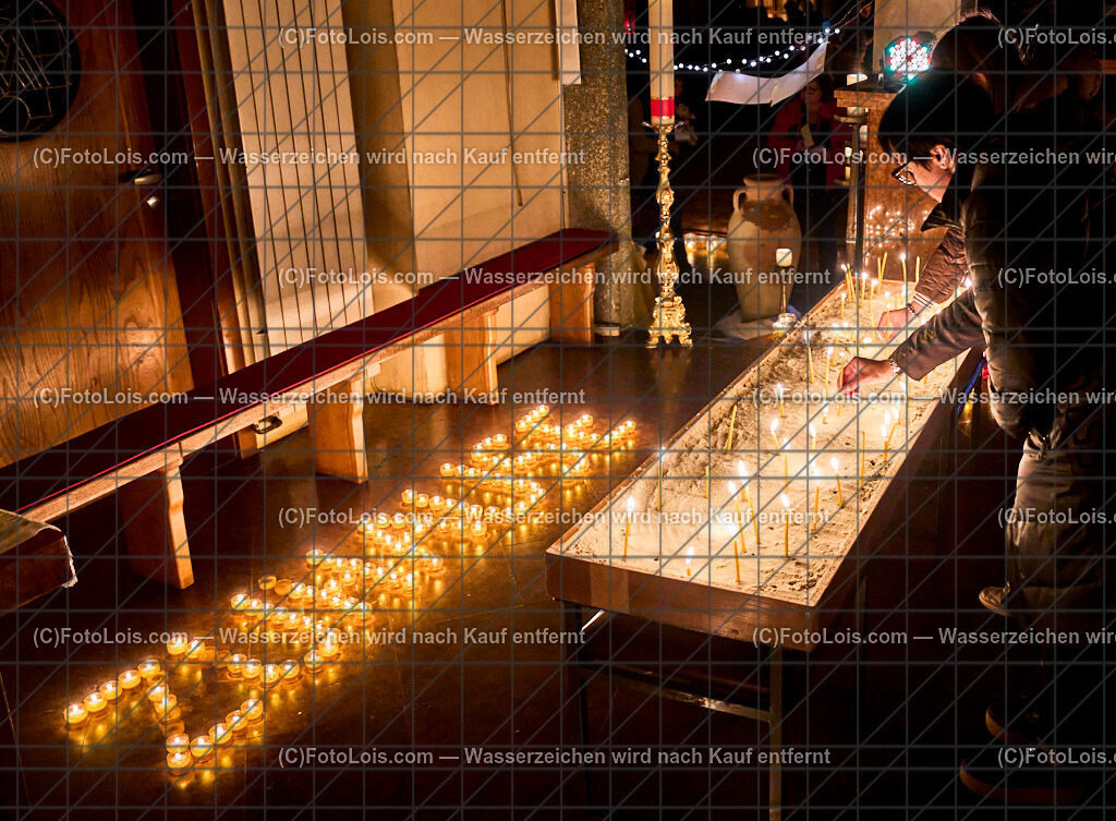 ALP8709_Nacht der tausend Lichter_Kerzen anzuenden | (C)FotoLois.com, Alois Spandl. 'Nacht der 1000 Lichter' in der Pfarrkirche Wieselburg, Do 31. Oktober 2024.