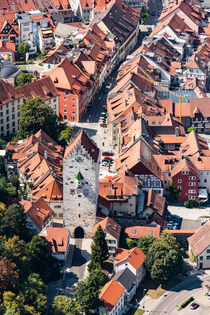 dr__0016092.jpg | RAVENSBURG 03.08.2018 Stadtansicht des Innenstadtbereiches mit Blick auf das Obertor und Museum Ravensburger in Ravensburg im Bundesland Baden-Württemberg, Deutschland. // Down town area with Blick auf das Obertor and Museum Ravensburger in Ravensburg in the state Baden-Wurttemberg, Germany. Foto: Daniel Reiter