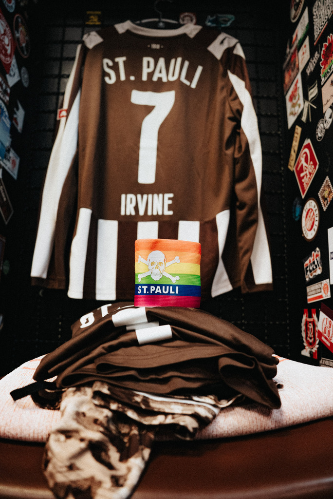 _STP7978 | Der offizielle Shop für FC St. Pauli Fotos. Wähle aus Spielszenen & Fanmomenten dein FCSP Wunschformat. Wir liefern Millerntor-Atmosphäre.
