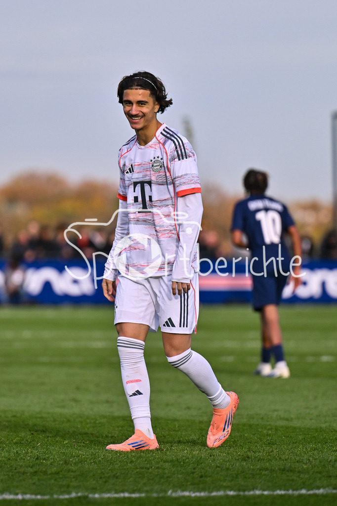 Paris Saint Germain U19 - FC Bayern München U19 | PARIS, FRANKREICH - 4. NOVEMBER: im Bild Adin LICINA (FC Bayern München U19 16) Einzelfoto / Freisteller beim Ligaspiel zwischen der U19 von Paris Saint Germain und der U19 des FC Bayern München am 4. Spieltag der UEFA Youth League am PSG Campus am 04.11.2025