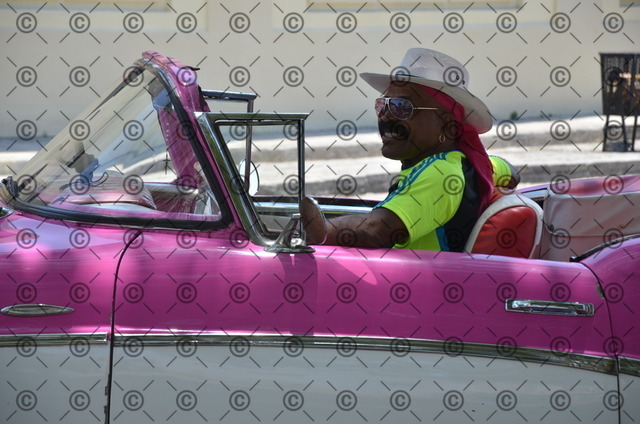 RGE_6161 | Amerikanischer Oldtimer restauriert als Taxi, wartet in Havanna auf Touristen.  Fotograf: Ralf Gebhardt - Realisiert mit Pictrs.com