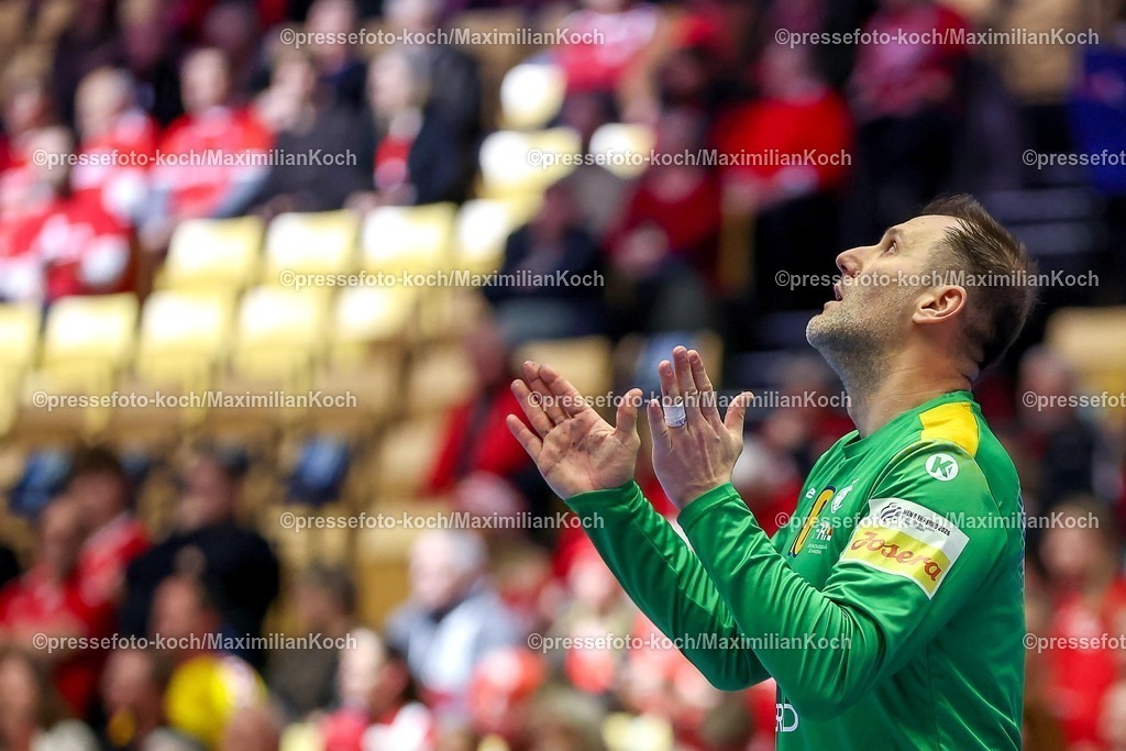 EHF20012601023 | 20.01.2026, Handball, Men's EHF EURO 2026, Nordmazedonien - Rumänien, Jyske Bank Boxen in Herning, Dänemark, Preliminary Round:  Mihai Catalin Popescu (Romania #16) gestikulierend auf dem Spielfeld  