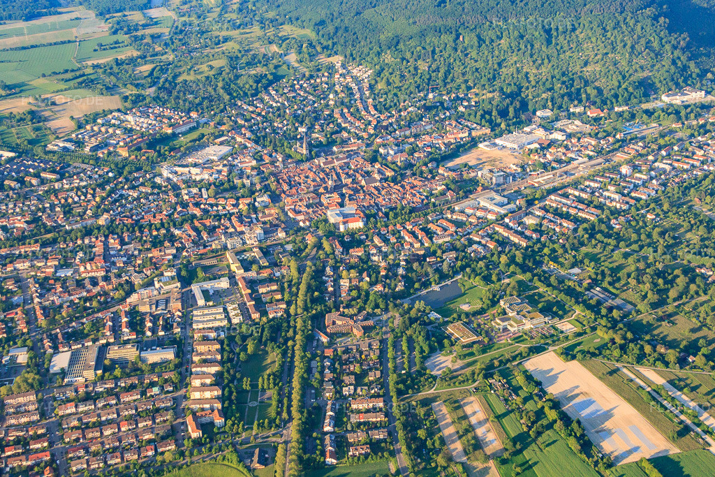 Luftbild: Ortsansicht aus Südwesten in Ettlingen im Bundesland Baden-Württemberg in Deutschland. Foto: IMG_57390.jpg vom 06.06.2013 durch Werner Riehm/FLY-FOTO.deAuflösung des Originals: 4434 x 2956 px