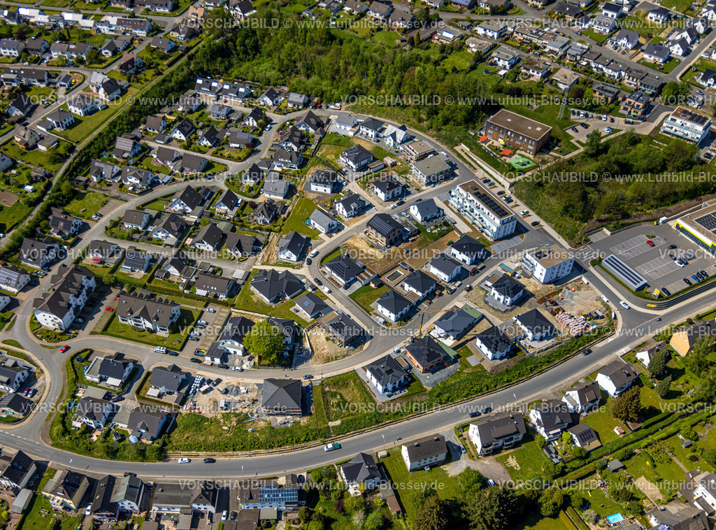 Meschede240505919 | Luftbild, Wohnbebauung Einfamilienhäuser Baustelle Waldstraße, Neubaugebiet Ziegelei II, AWO Kindergarten und Familienzentrum Mobile in Holzbauweise, hinten die Autobahn A46 mit der Talbrücke Fulmecke, Meschede-Stadt, Meschede, Sauerland, Nordrhein-Westfalen, Deutschland