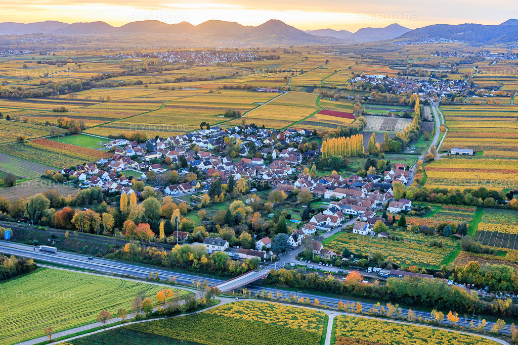 Luftbild: Ortsansicht an der Autobahn von Nordosten in Knöringen im Bundesland Rheinland-Pfalz in Deutschland. Foto: IMG_150653.jpg vom 30.10.2025 durch Werner Riehm/FLY-FOTO.de