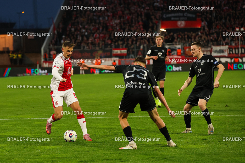 Rot-Weiss Essen - 1.Fc Schweinfurt | Essen, Deutschland, 02.11.2025 Marvin Obuz  (Rot-Weiss Essen) und Pius Krätschmer (1.FC Schweinfurt)  im Kampf um den Ballwährend des 3.Liga Spiels zwischen  Rot-Weiss Essen und 1.Fc Schweinfurt am 02.11.2025 im Stadion an der Hafenstraße in Essen. (Foto von Timo Bluhmki-Schmidt/Brauer Fotoagentur