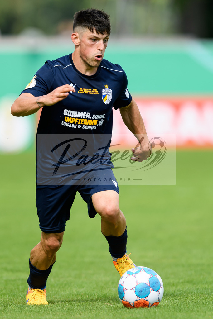 JENKOE20210808_152 | Fussball, Herren: Lucas Stauffer (FC Carl Zeiss Jena) in Aktion, am Ball, Einzelaktion beim Spiel der 1. Runde im DFB-Pokal zwischen FC Carl Zeiss Jena und 1. FC Koeln im Ernst-Abbe-Sportfeld am 08.08.2021 in Jena, Deutschland.DFB / DFL REGULATIONS PROHIBIT ANY USE OF PHOTOGRAPHS AS IMAGE SEQUENCES AND/OR QUASI-VIDEO. - Realisiert mit Pictrs.com