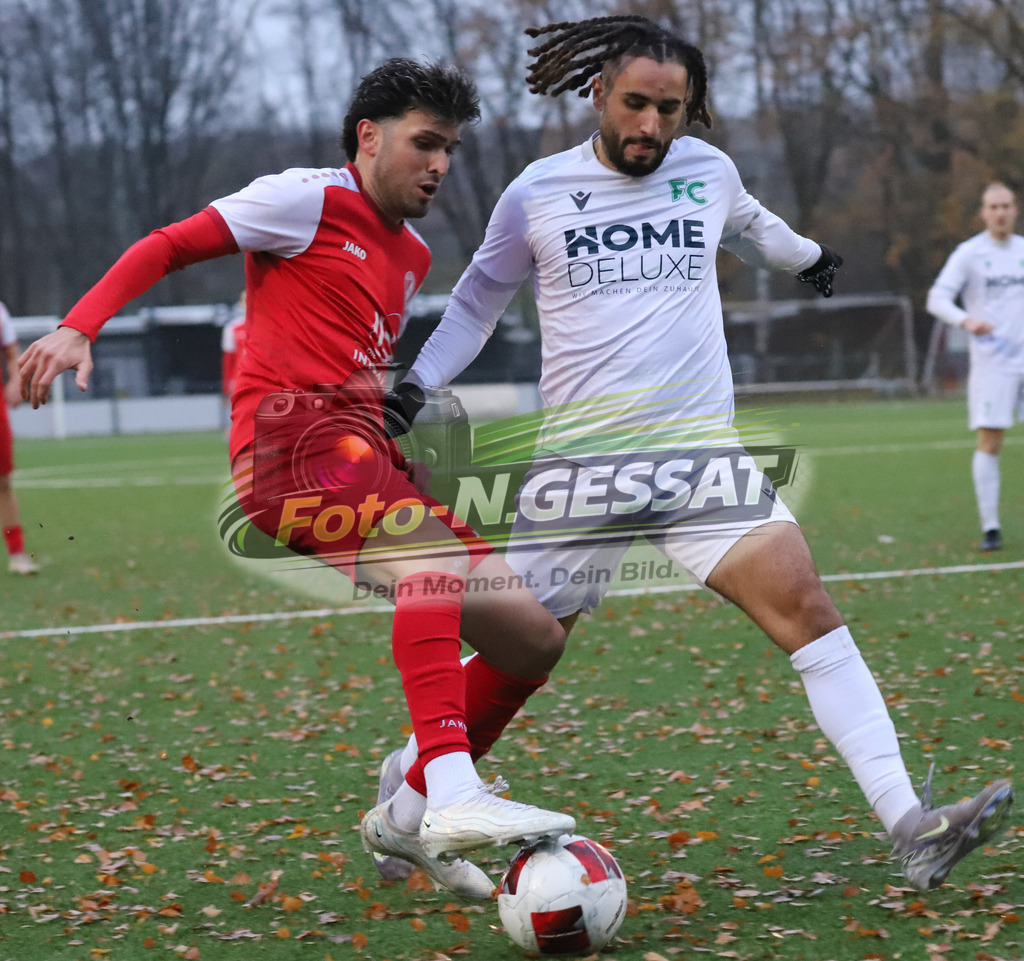 FC RW Kirchlengern - FC Lübbecke | Auf dem Bild zu sehen: rot FC RW Kirchlengern: Altan Dincdemir ; weiß FC Lübbecke: Samir BouachriaFC RW Kirchlengern, FC Lübbecke, Saison 25/26, Landesliga, Kirchlengern, Deutschland - Realisiert mit Pictrs.com