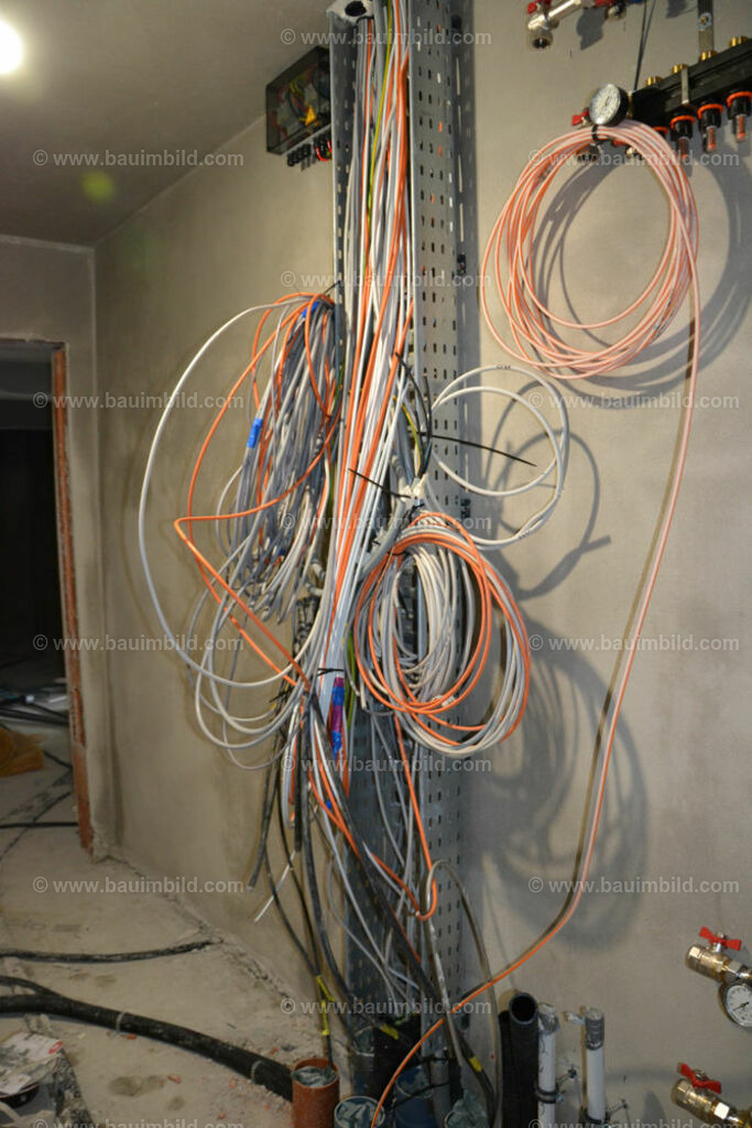 bib-lg17-elektroinstallation-0216 | Nach LV-Leistungsgruppen sortierte Detailfotos über den Bau eines Hauses. Alle Hausbau-Bilder direkt vom Urheber und Autor der Website Haus-Selber-Bauen.com