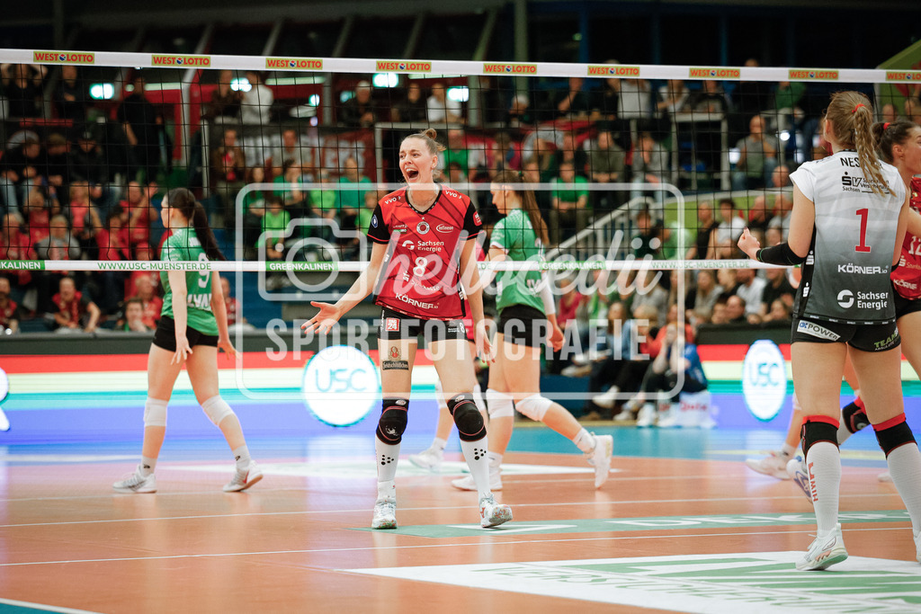 Volleyball I Frauen I Saison 2025-2026 I Bundesliga I Playoff-Viertelfinale 2 I USC Münster - Dresdner SC-126 | Jette Kuipers (8, Dresdner SC) Jubelt nach einem Punktgewinn.  - Realisiert mit Pictrs.com
