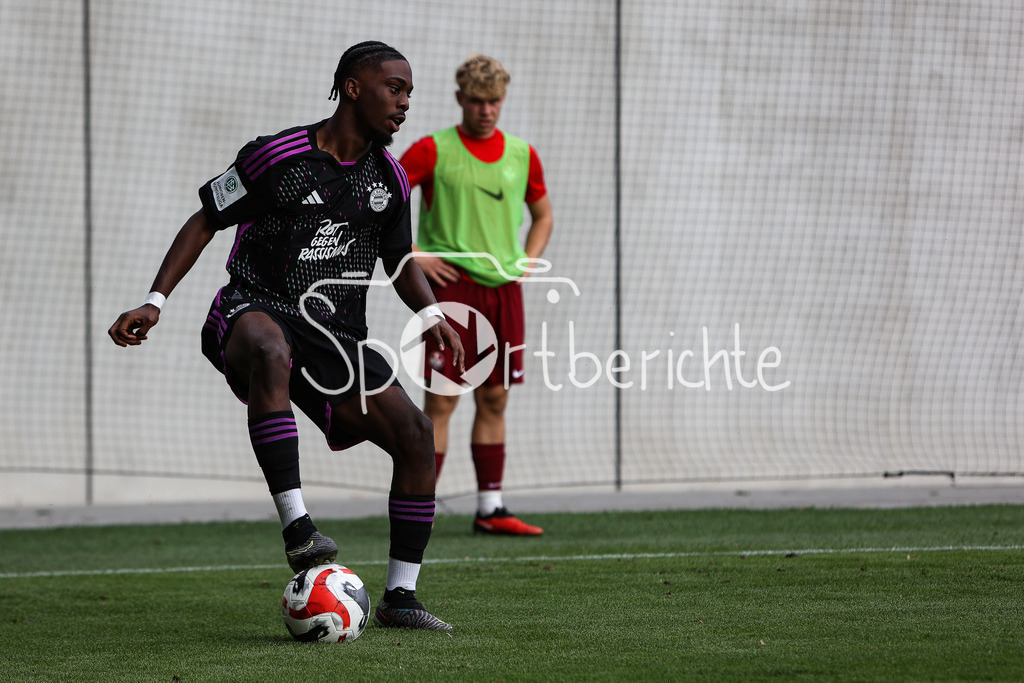 FC Bayern Muenchen U19 - 1. FC Kaiserslautern U19 | Michael SCOTT (FCB #17) am Ball / Freisteller / Einzelfoto