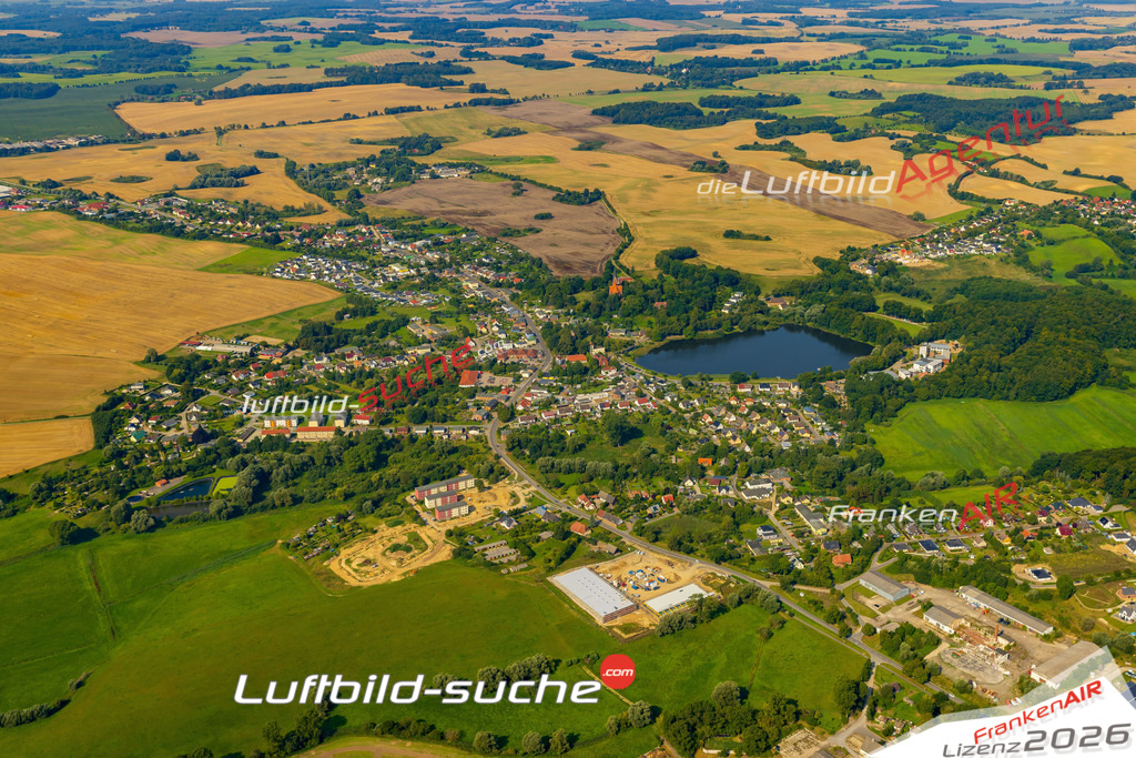 Luftbild der Stadt Satow - Die Luftaufnahme wurde 2025 vom UL-Flugzeug heraus erstellt ( keine Drohne ) - Hochauflösende Luftaufnahme - für professionelle Ausdrucke geeignet. Die Geschenkidee !Hier alle&nbsp;Infos zur Lizenzierung der LuftaufnahmeWir fliegen auch dieses Jahr wieder in Ihre Region um Luftbilder zu erstellen.- Luftbild anfragen