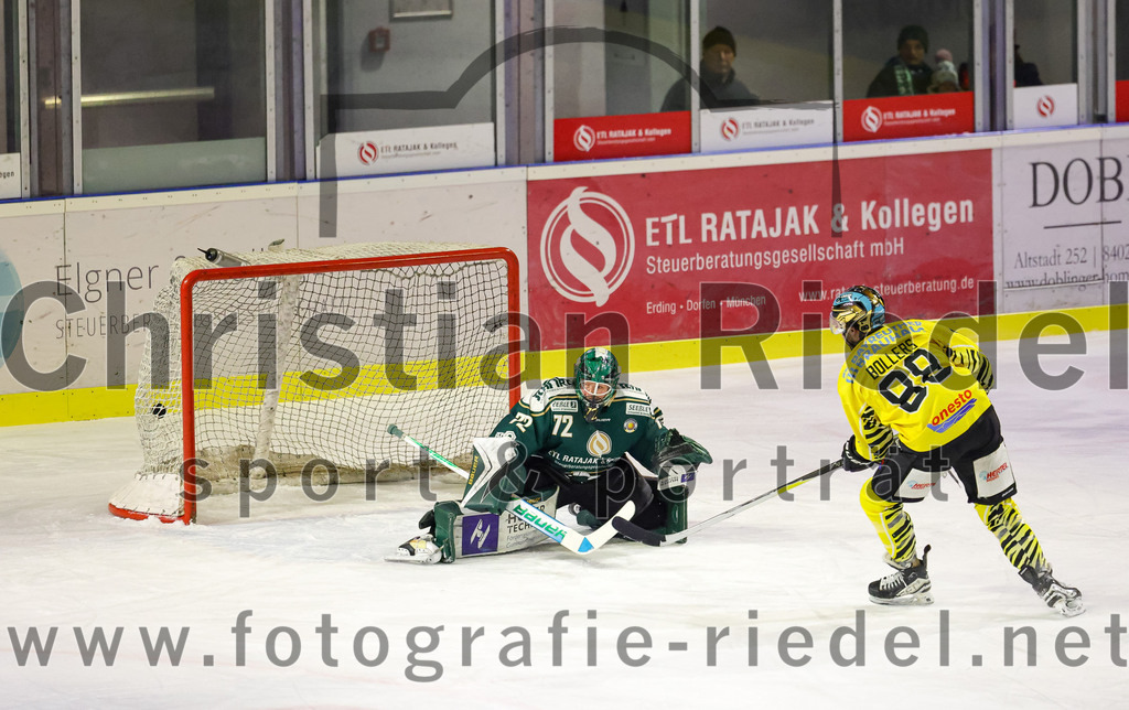 2025-12-28_111_TSV_Erding_gegen_onesto_Tigers_Bayreuth | Erding, Deutschland, 28.12.2025:Eishockey, Oberliga Süd 2025 / 2026, 31. Spieltag, TSV Erding gegen onesto Tigers Bayreuth, Endergebnis: 6:5 n.V.Torwart David Zabolotny (Erding Gladiators, #72), Kyle Bollers (onesto Tigers Bayreuth, #88)Foto: Christian Riedel / fotografie-riedel.net