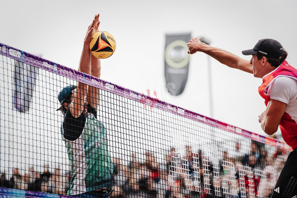 Beachvolleyball | Männer | Allianz German Beach Tour 2026 | Tourstop Düsseldorf | 17.05.2026 | v.l. Jannik Kühlborn blockt Tristan Fröbel