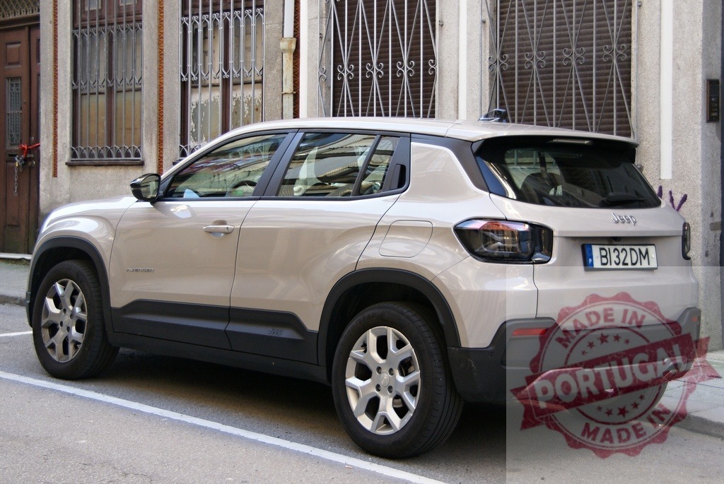 Jeep Avenger compact SUV parked on city street | Jeep Avenger SUV parked next to a building on an urban street - Realisiert mit Pictrs.com