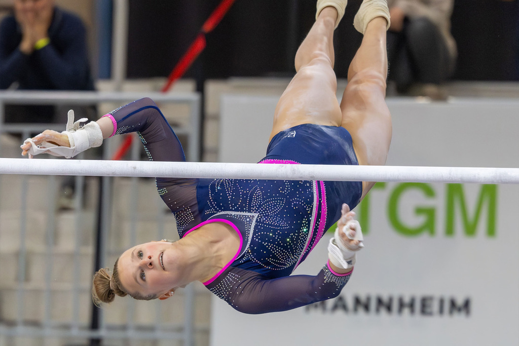 Deutsche Turnliga DTL (Bundesliga) der Frauen, Wettkampf um Platz 3 2025 in Heidelberg | Deutsche Turnliga DTL (Bundesliga) der Frauen, Wettkampf um Platz 3 2025 in Heidelberg***Bild: Silja Stöhr (TG Mannheim) am Stufenbarren - Realisiert mit Pictrs.com