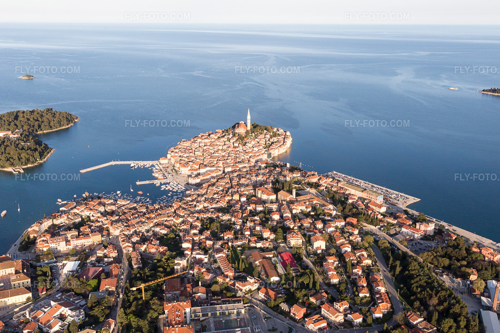 Aerial view: View of the town in Štanga in the state Gespanschaft Istrien, Croatia. – Photo: IMG_106284.jpg taken on 04/14/2018 by Werner Riehm/FLY-FOTO.com – Resolution of the original: 5266 x 3511 px