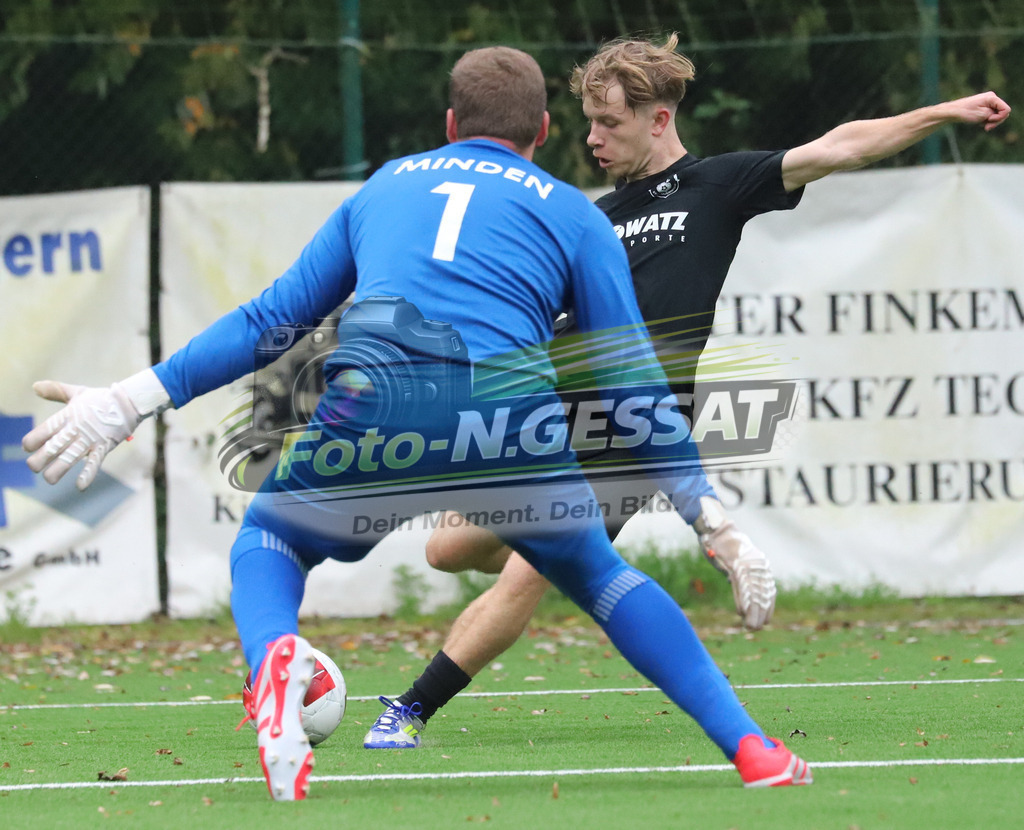 BV 21 Stift-Quernheim - Union Minden | Auf dem Bild zu sehen: schwarz BV 21 Stift-Quernheim: Joshua Rogalsky ; weiß Union Minden: Leonard Otto KielBV 21 Stift-Quernheim, Union Minden, Saison 25/26, Bezirksliga, Stift-Quernheim, Deutschland - Realisiert mit Pictrs.com